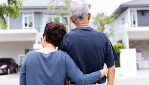 người lớn tuổi mua nhà trả góp