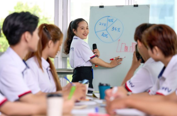 Dạy thêm không thu tiền 